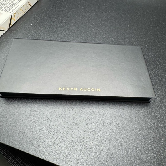 Kevyn Aucoin The Contour Palette - 4-in-1 Face Essentials-see flaw in pic - Picture 4 of 12